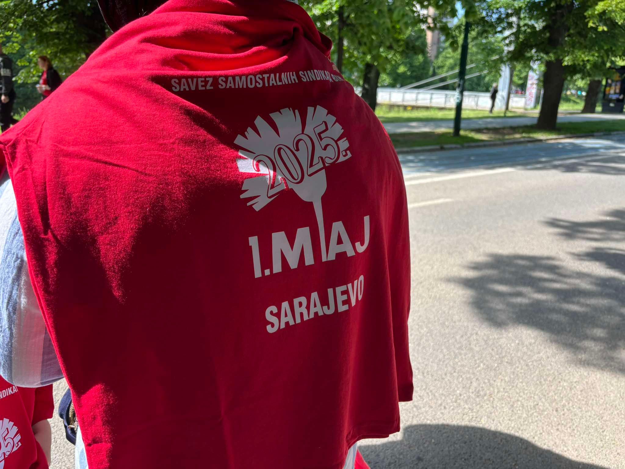 Vrijedna ekipa iz organizacije pipremila je grah za okupljene.  Građani su uživali u lijepom prvomajskom jutru uz muziku, razgovor i dobro raspoloženje. 