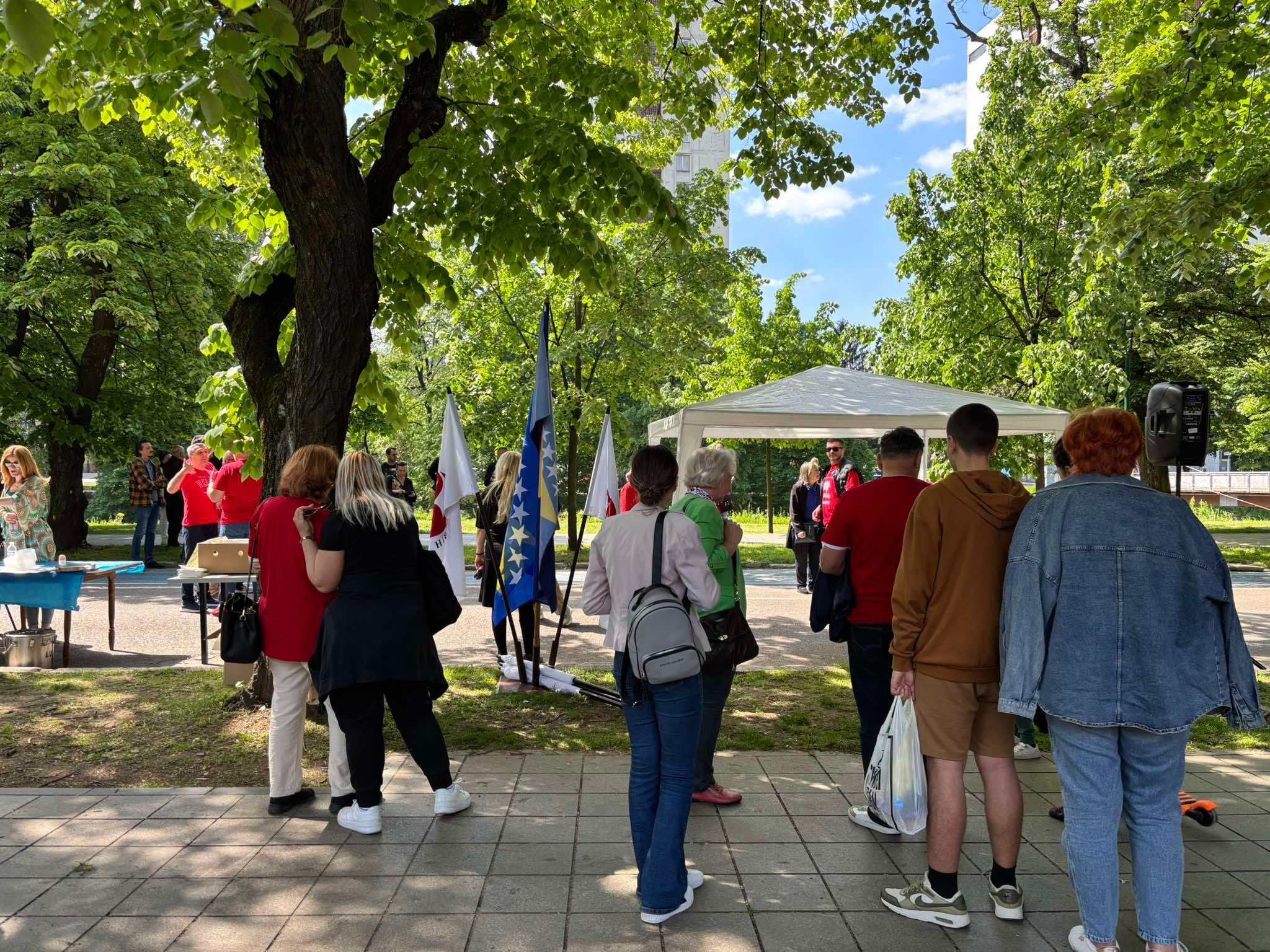 Vrijedna ekipa iz organizacije pipremila je grah za okupljene.  Građani su uživali u lijepom prvomajskom jutru uz muziku, razgovor i dobro raspoloženje. 