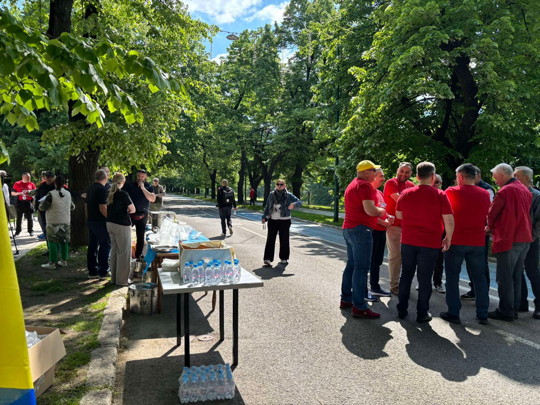 Vrijedna ekipa iz organizacije pipremila je grah za okupljene.  Građani su uživali u lijepom prvomajskom jutru uz muziku, razgovor i dobro raspoloženje. 