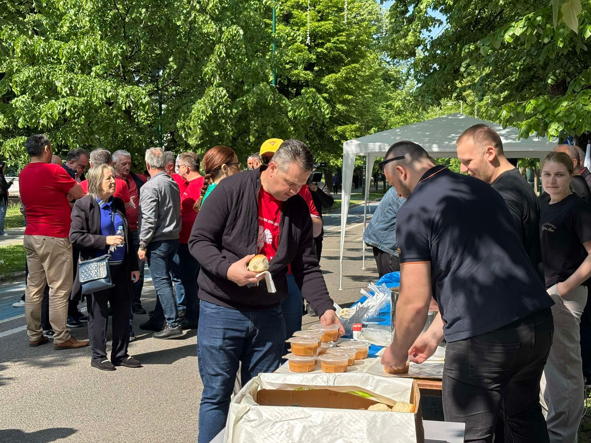 Vrijedna ekipa iz organizacije pipremila je grah za okupljene.  Građani su uživali u lijepom prvomajskom jutru uz muziku, razgovor i dobro raspoloženje. 