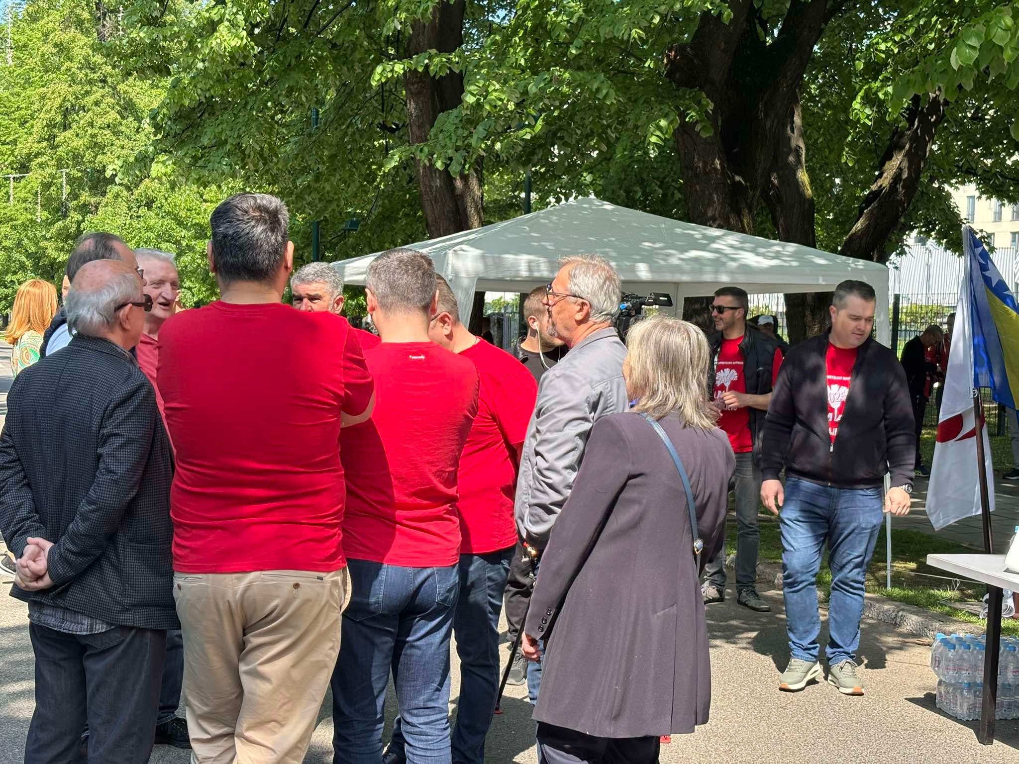 Vrijedna ekipa iz organizacije pipremila je grah za okupljene.  Građani su uživali u lijepom prvomajskom jutru uz muziku, razgovor i dobro raspoloženje. 