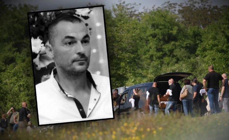 Sahrani je prisustvovalo nekoliko stotina ljudi, uglavnom članova porodice, rodbine, prijatelja i komšija