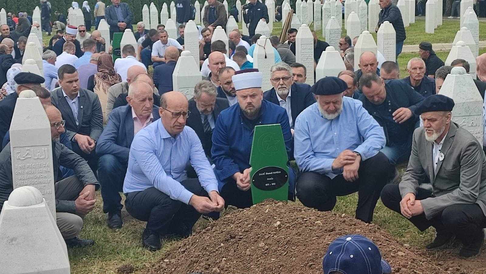 Ramiz Salkić ukopao ubijenog brata: Klanjana dženaza bratunačkim žrtvama