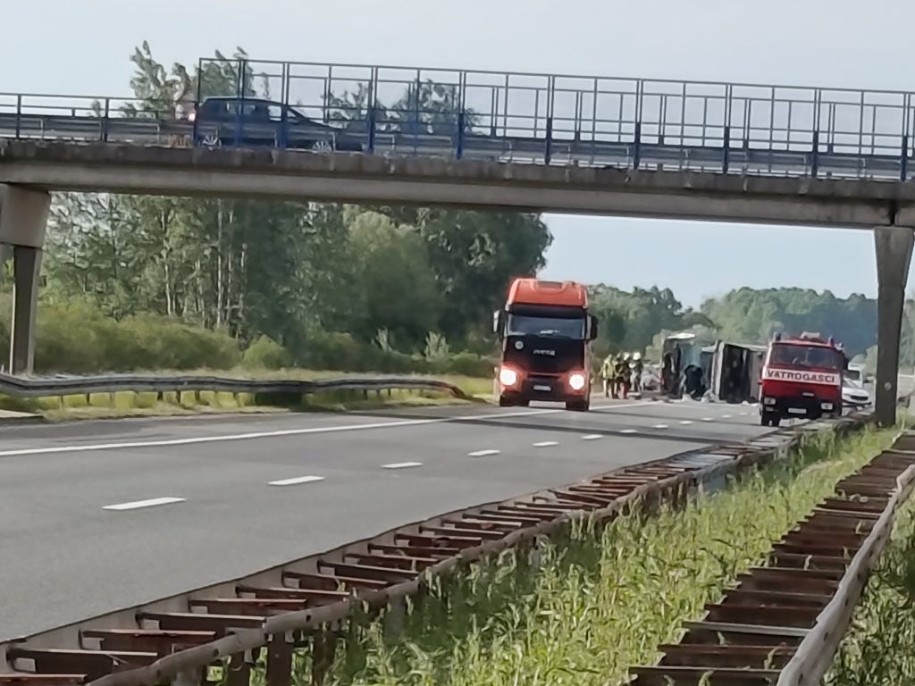 Iz policije su kazali da se nesreća dogodila između 82. i 83. kilometra južne i sjeverne strane autoceste.