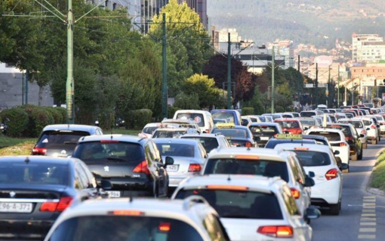 Novi saobraćajni haos u Sarajevu: Frezaju asfalt koji su prošle godine sfušerili