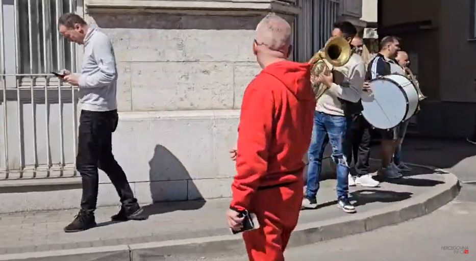 Mostarac razvod braka pretvorio u slavlje, pozvao trubače i prijatelje