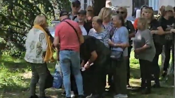 Pojavio se snimak na mrežama: Da li to statisti u ‘Ćacilendu’ čekaju isplatu dnevnica?