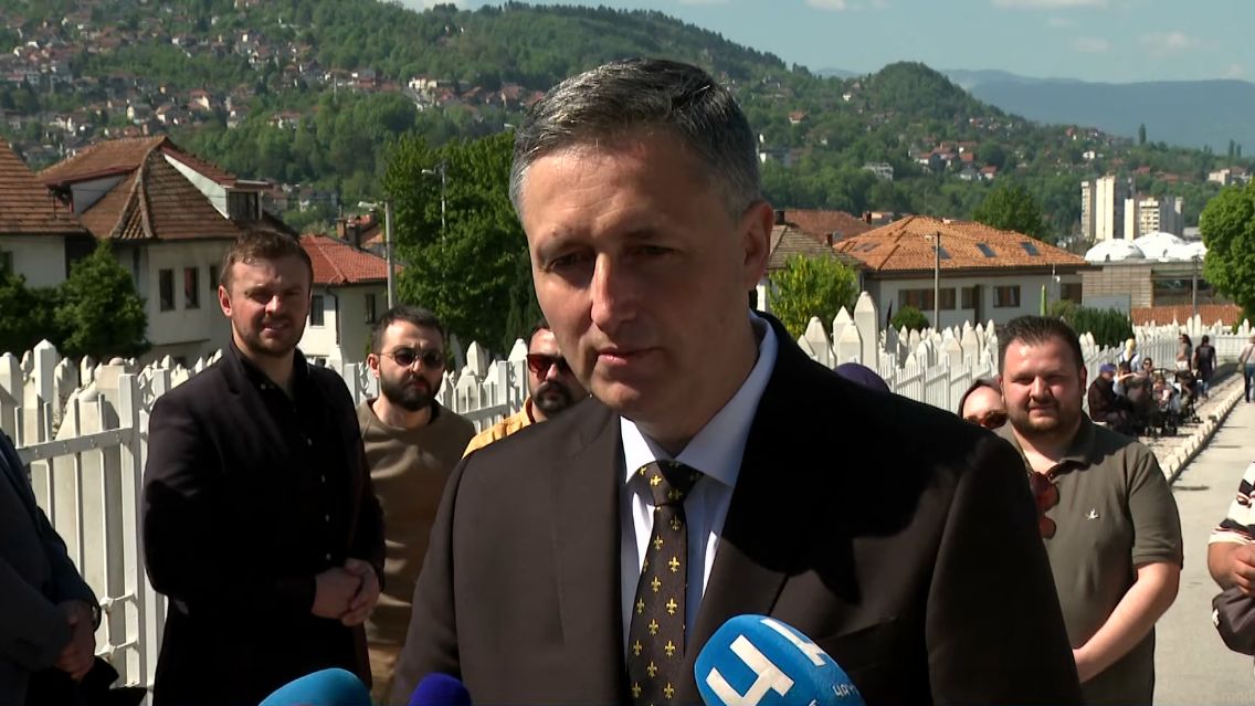 O izjavama lidera HDZ-a BiH Dragana Čovića o 'tri federalne jedinice', Bećirović je rekao da Čović ne djeluje u interesu hrvatskog naroda niti u interesu BiH