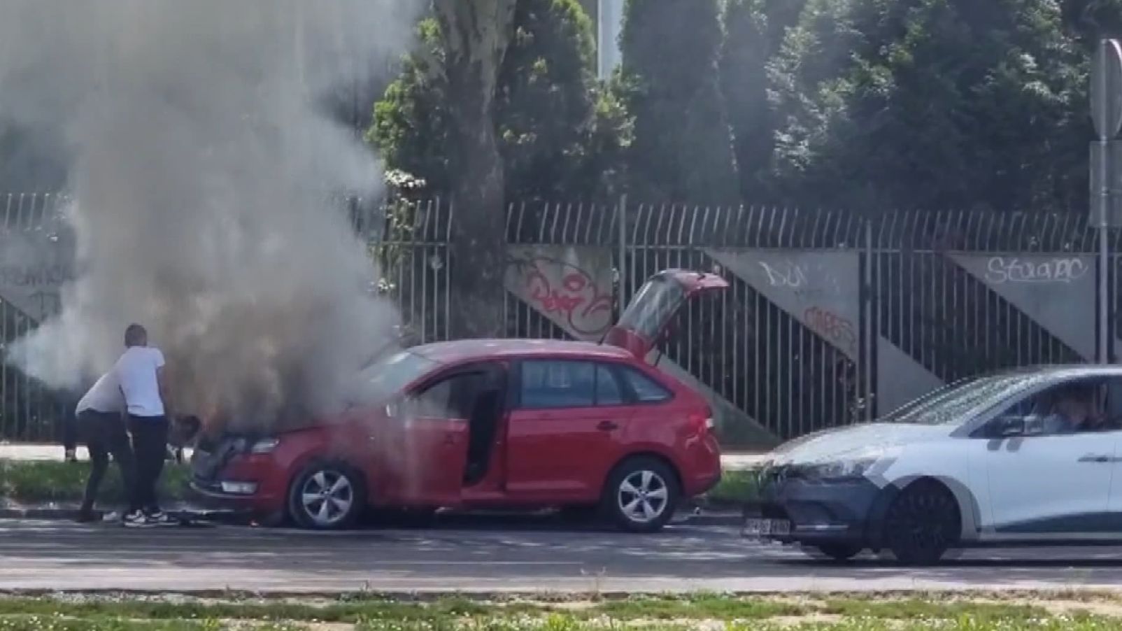 Iz Profesionalne vatrogasne brigade Kantona Sarajevo potvrdili su za naš portal da su vatrogasci izašli na teren, te da je požar lokalizovan.