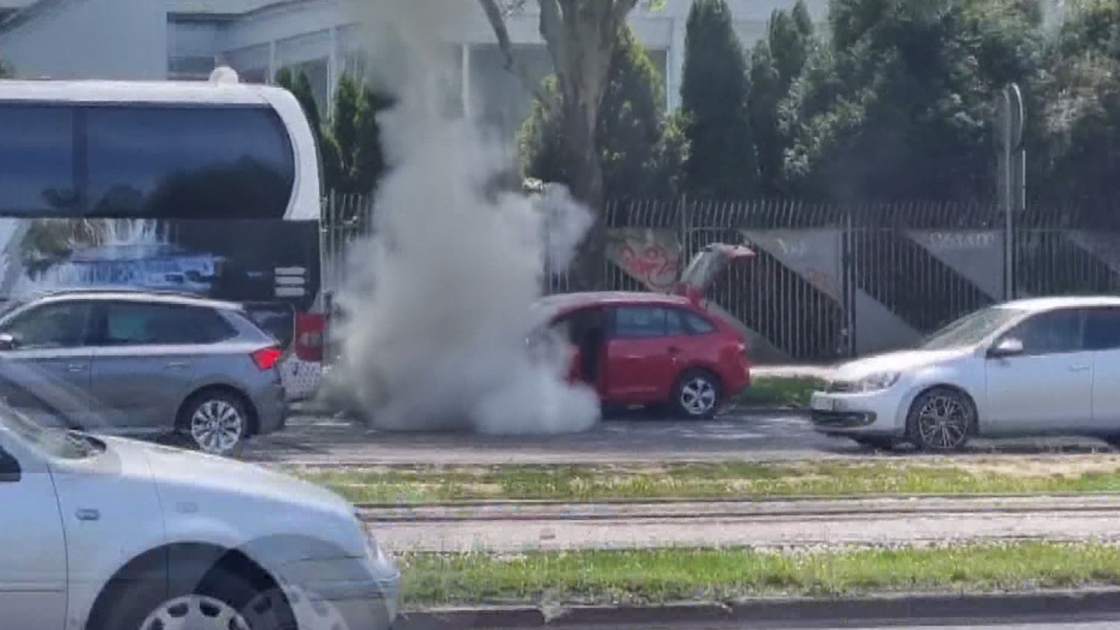 Iz Profesionalne vatrogasne brigade Kantona Sarajevo potvrdili su za naš portal da su vatrogasci izašli na teren, te da je požar lokalizovan.