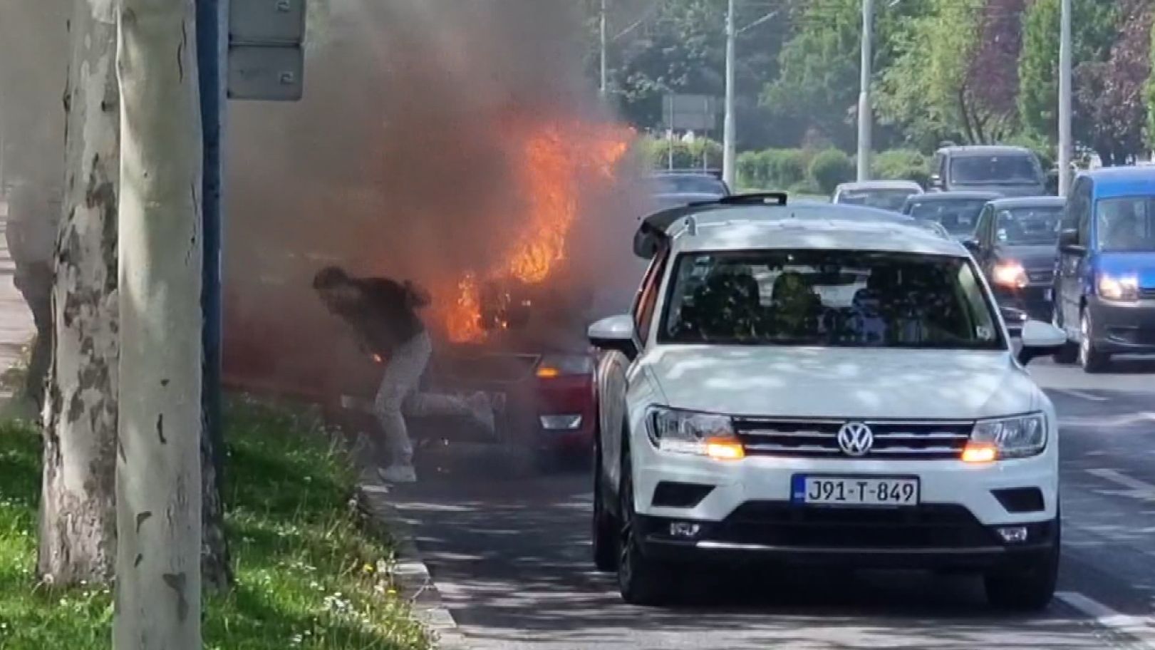 Iz Profesionalne vatrogasne brigade Kantona Sarajevo potvrdili su za naš portal da su vatrogasci izašli na teren, te da je požar lokalizovan.