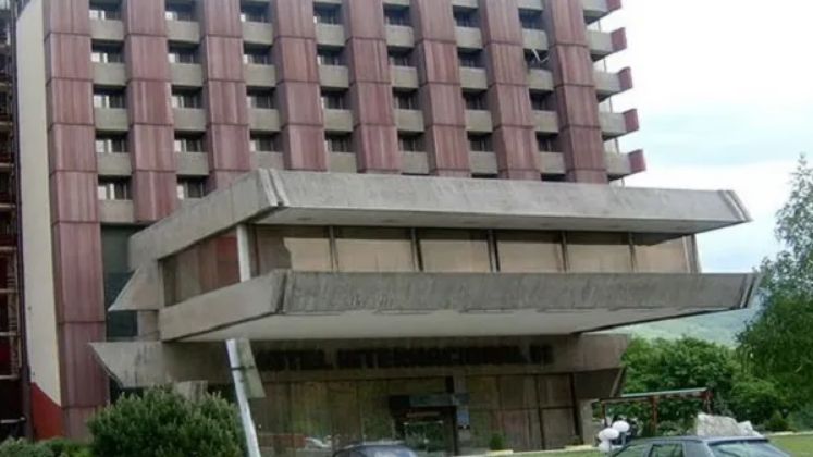 Prilikom posjeta zeničkoj Željezari, u ovom hotelu je boravio i Josip Broz Tito, koji je imao dvoetažni apartman