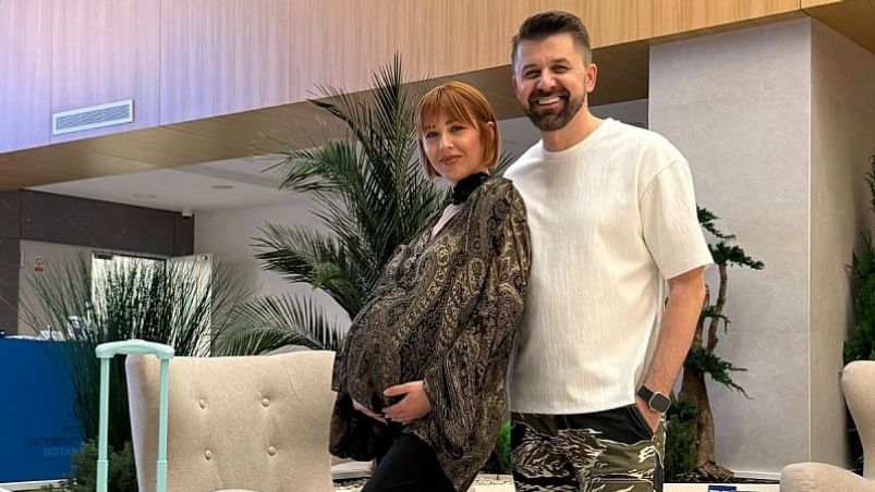 Oni su krajem prošle godine podijelili snimak u kojem su zajedno sa sinom Kanom otkrili da u porodicu stiže prinova