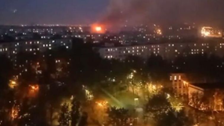Neki od stanovnika su bili zarobljeni na višim spratovima, odakle su pozivali u pomoć kroz prozore dok su vatrogasci pokušavali da obuzdaju požar i gust dim