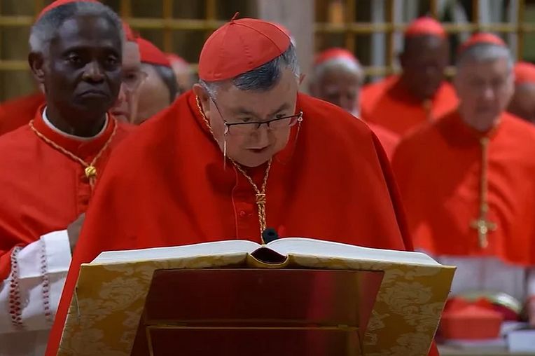 Italijanski mediji posebnu pažnju posvetili Vinku Puljiću: Iako je bolestan, stigao je na konklavu