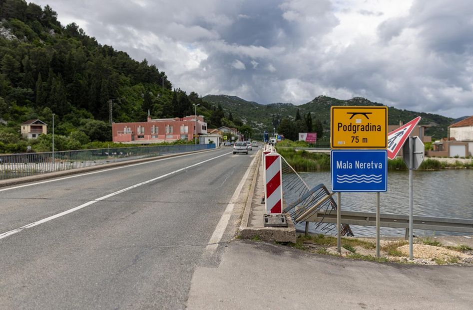 Sinoć oko 23 sata u mjestu Podgradina, u općini Slivno, dogodila se teška saobraćajna nesreća u kojoj su poginule tri osobe.