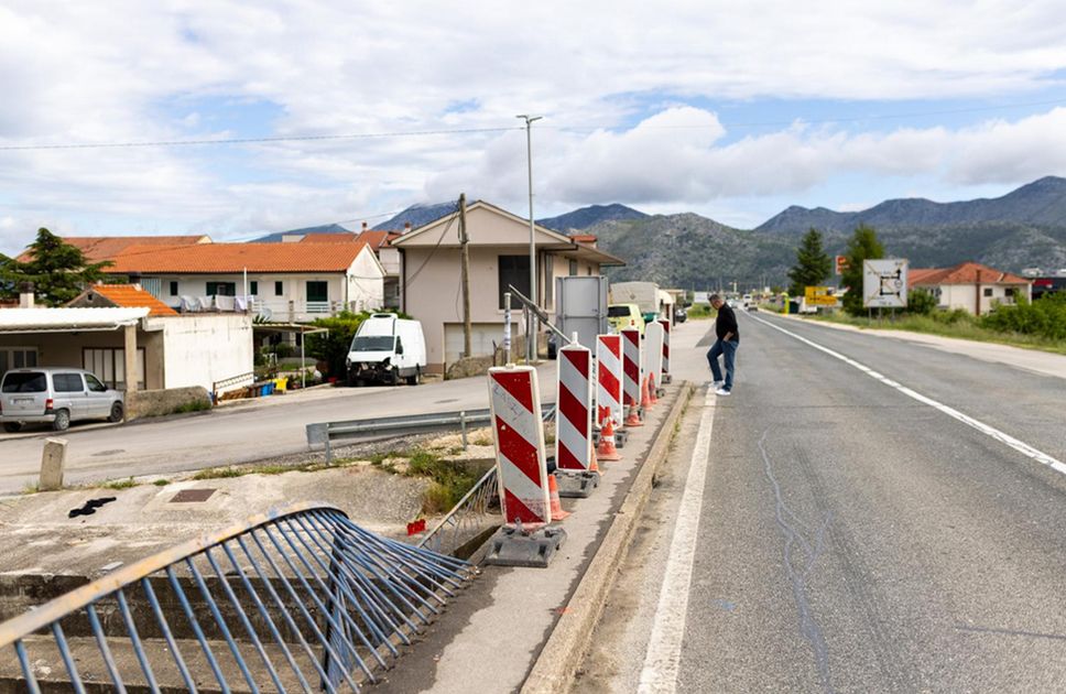 Sinoć oko 23 sata u mjestu Podgradina, u općini Slivno, dogodila se teška saobraćajna nesreća u kojoj su poginule tri osobe.