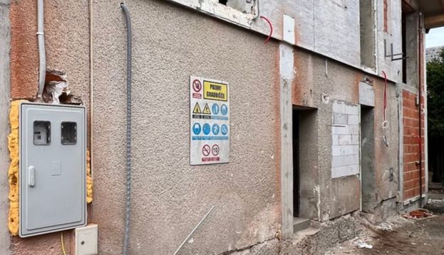 Jedan od povrijeđenih radnika bio je Nermin Šabić iz Bosanske Krupe, koji je u eksploziji ostao bez obje šake i desnog oka