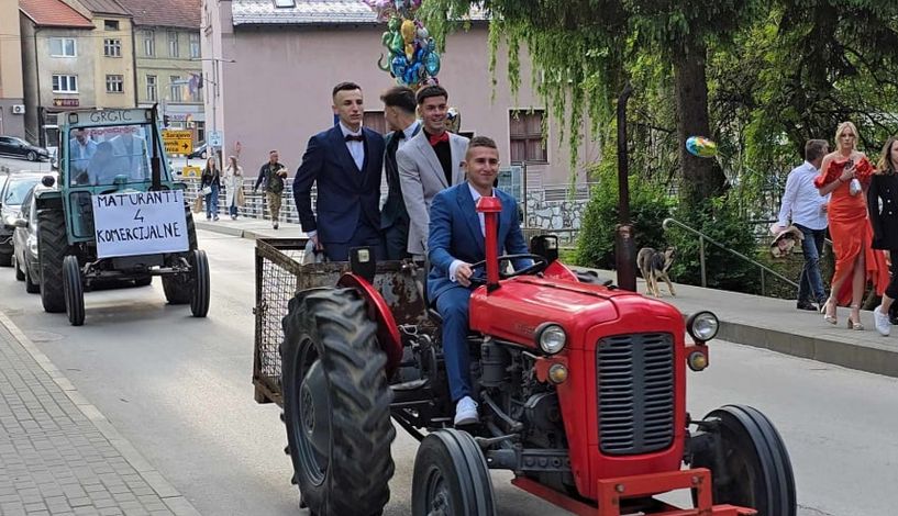 Neobičan dolazak na maturu u BiH: Učenici stigli na traktorima