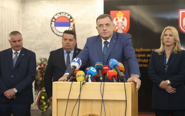 Negator genocida koristi kasarnu za politiku: Dodik žali za Vojskom RS i prijeti državnom poretku