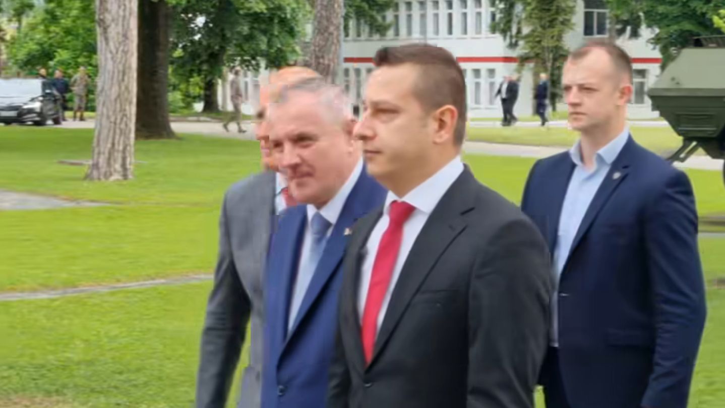 Nakon Viškovića, u kasarnu Kozara stigli Dodik i Stevandić: Ne mare za zabranu Heleza