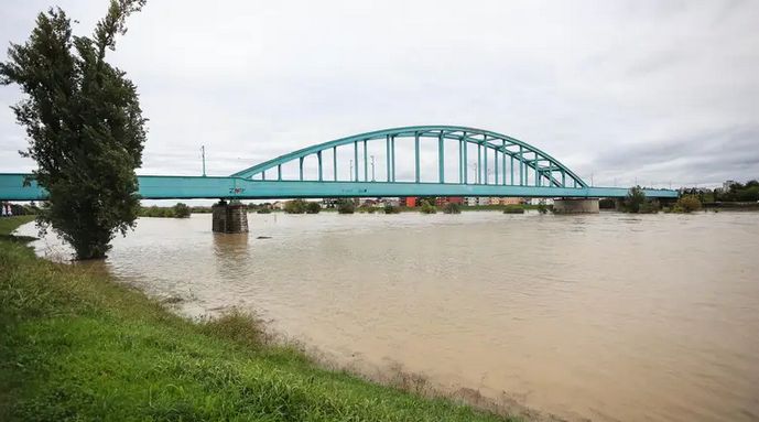 Muškarac je dobio više batina te je nakon odlaska razbojnika završio u Hitnoj pomoći u Velikoj Gorici