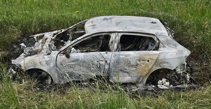 Mladića i djevojku napali su u autu na osamljenome mjestu i zarobili. Autom su krenuli preko polja i zapeli pa su ga ostavili i zapalili