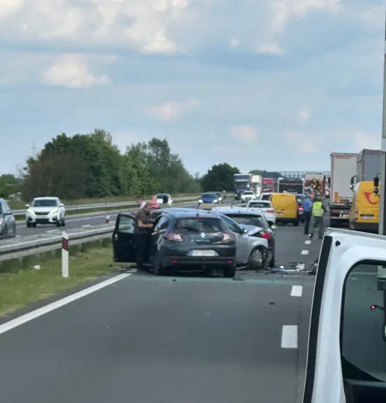 Policija je potvrdila da je u sudaru pet automobila povrijeđeno petero ljudi                  