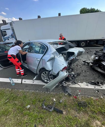 Zastrašujući prizor na autoputu: Smrskani auti, stigao i medicinski helikopter