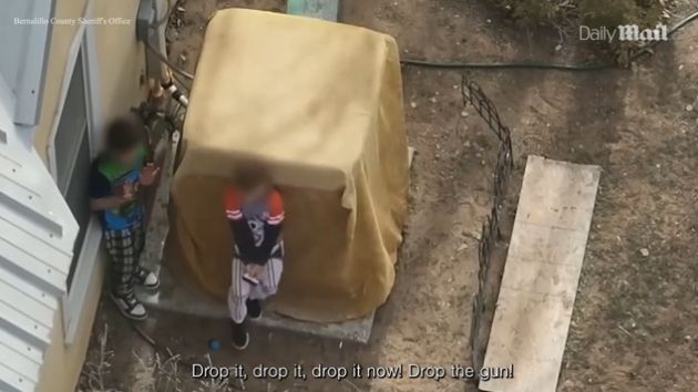 Dječaci nisu htjeli da bace oružje: Policija pucala na mališane stare sedam i devet godina