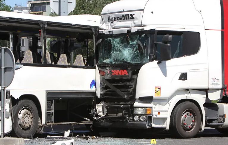 Vozač autobusa (70) jurio kroz crveno, pa se zabio u stup i kamion: Više je povrijeđenih