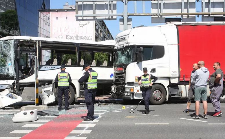 Vozač autobusa (70) jurio kroz crveno, pa se zabio u stup i kamion: Više je povrijeđenih