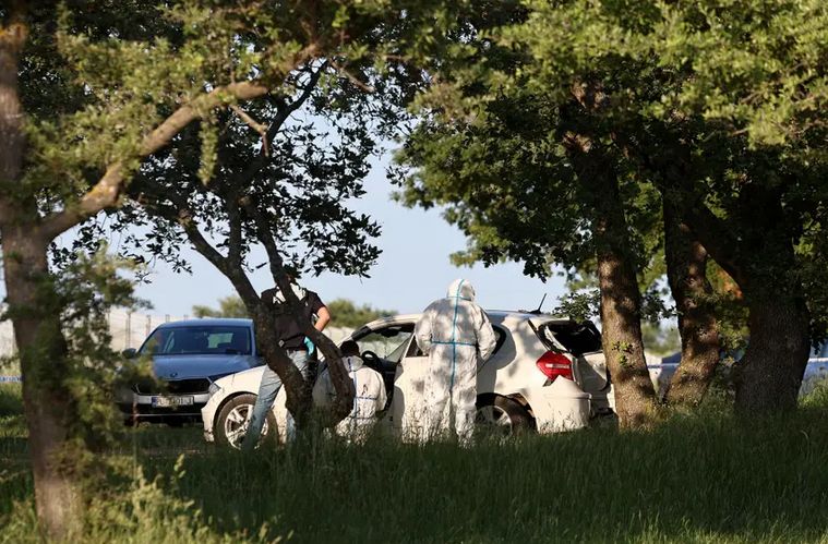 Nakon prvotnog šoka sam se pribrala. Vratila sam se do tog automobila koji sam vidjela u tom šumarku