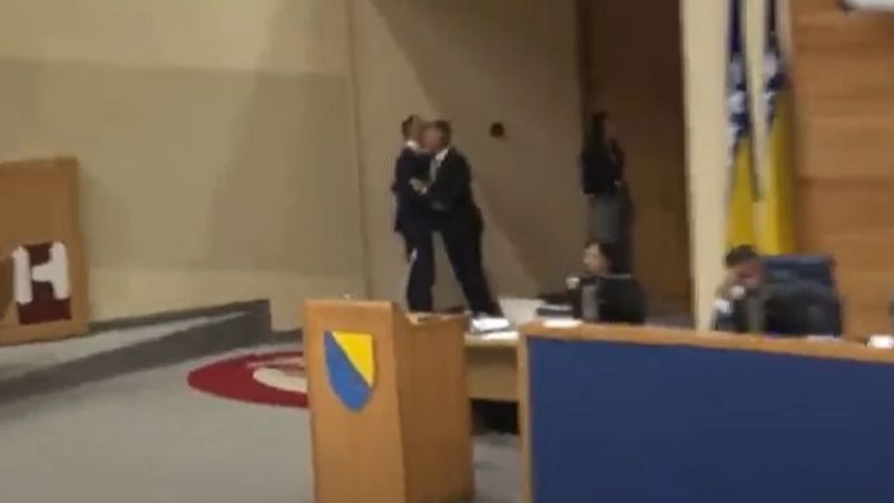 Zamalo tučnjava u Parlamentu: Babalj i Kojić krenuli da 'rasprave u hodniku', reagiralo osiguranje