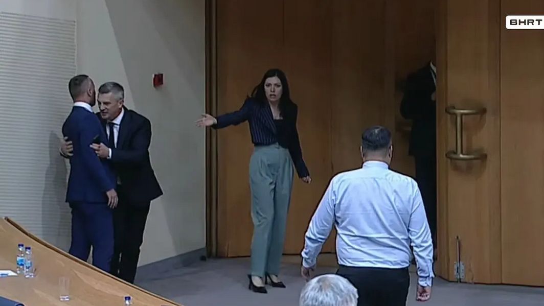 Zamalo tučnjava u Parlamentu: Babalj i Kojić krenuli da 'rasprave u hodniku', reagiralo osiguranje