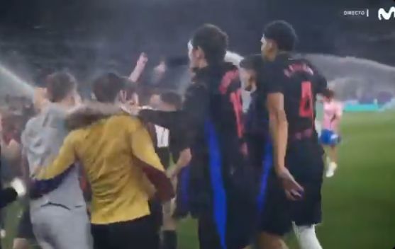 Barcelonin trener je bio veoma ljut, te ih je jednog po jednog počeo gurati prema svlačionici