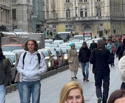 Kako javlja ekipa portala Hayat.ba, najveće gužve zabilježene su u centru grada – od Ferhadije prema Marijin Dvoru, pa sve do Ilidže