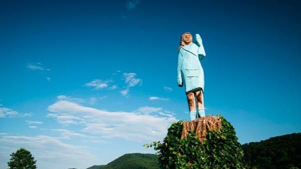 Autor statue, američki konceptualni umjetnik Brad Downey, rekao je da je za krađu saznao dok je bio u Njemačkoj