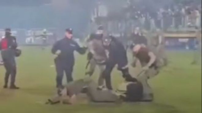 Policijski službenici su izdali zakonitu zapovijed da se navedene osobe zaustave, na što su se isti oglušili, stoji u saopćenju