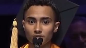 Nakon što su ga predstavili na sceni, student je rekao da se osjeća primoran da progovori.