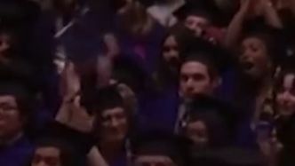 Nakon što su ga predstavili na sceni, student je rekao da se osjeća primoran da progovori.