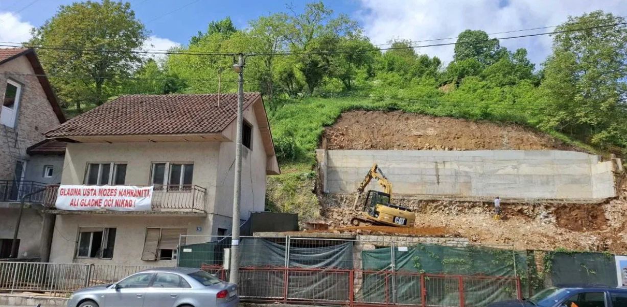 Pojašnjava da je na njenom posjedu planirana natkrivena garaža, koja spada u sastavni dio objekta, a koja bi, po zakonu, morala biti najmanje tri metra udaljena od međe