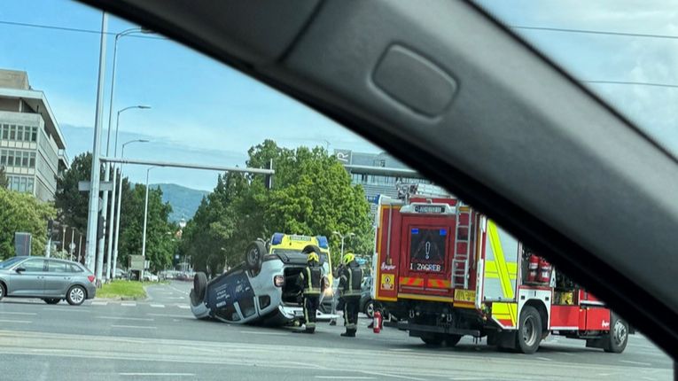 Na mjesto nesreće su stigli policajci, vatrogasci i Hitna pomoć               