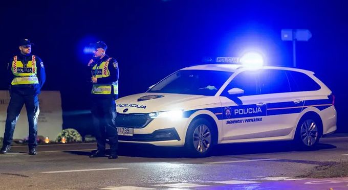 Kako navode iz policije, malo iza ponoći je auotmobil izletio s ceste, a potom udario u metalnu ogradu i betonski zid.