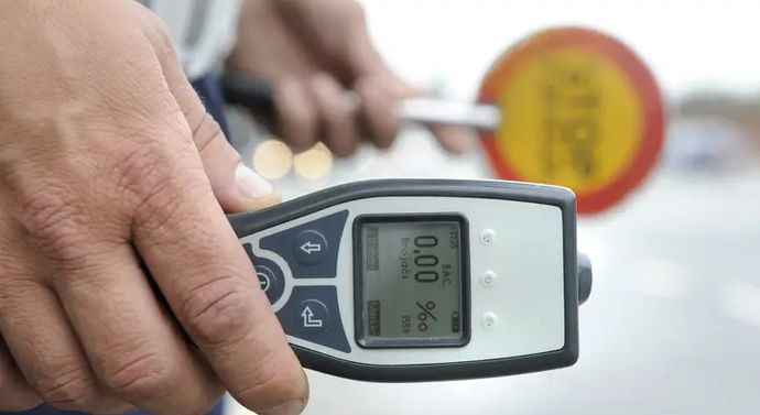 Uz novčane kazne izriču se zaštitne mjere zabrane upravljanja motornim vozilom i negativni prekršajni bodovi