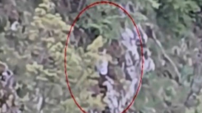 Povrijeđen 12 sati visio nad ambisom nakon što je ispao iz auta, spasili ga vatrogasci