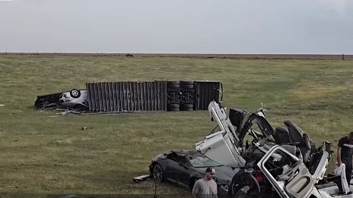 Apokaliptične scene u SAD-u: Ogromni tornado odnio kamion s automobilima, vozač čudom ostao živ