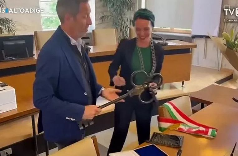 Katarina Zeler izazvala je veliku polemiku tokom svoje inauguracije zbog odbijanja da nosi trobojnu lentu u bojama Italije