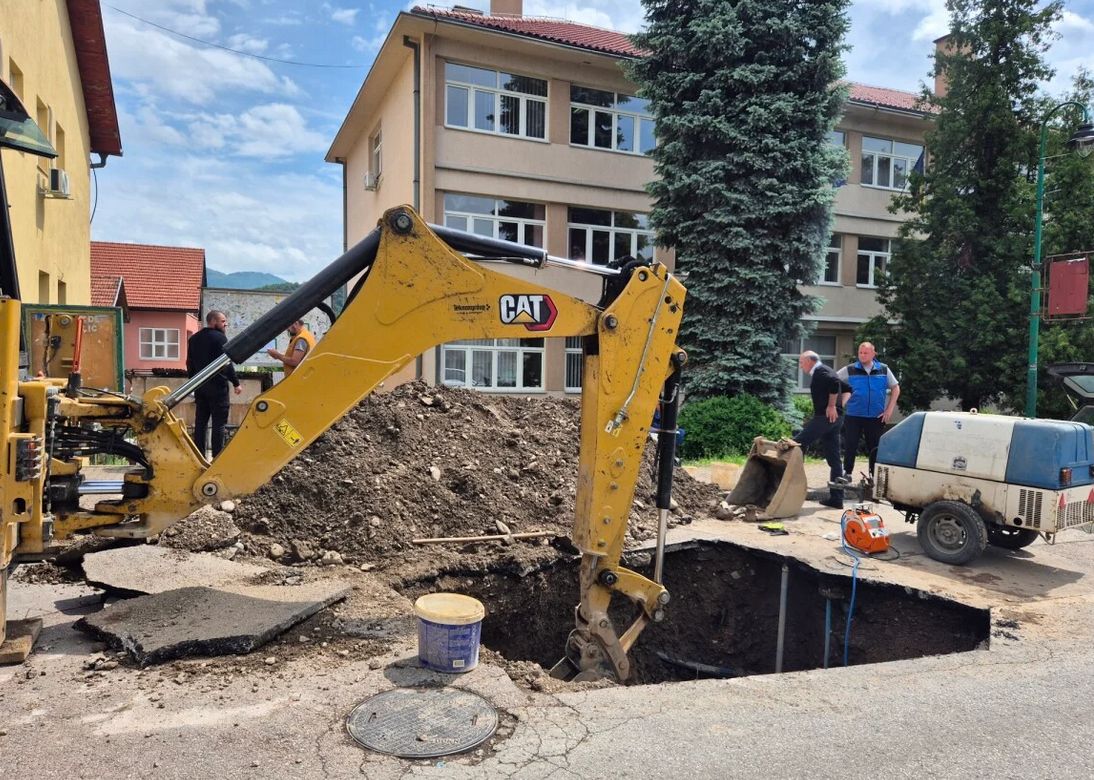 Kompletno Goražde od sinoć je bez vode zbog novog kvara u ulici Zaima Imamovića gdje je pukla glavna cijev.