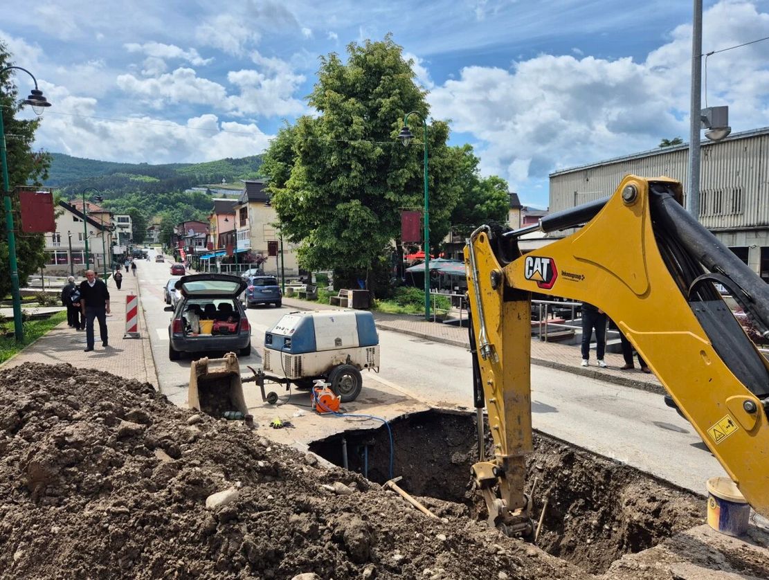 Kompletno Goražde od sinoć je bez vode zbog novog kvara u ulici Zaima Imamovića gdje je pukla glavna